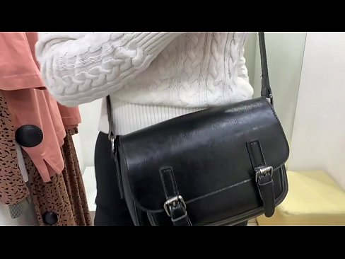 ❤️ Verejná masturbácia mladej sučky FeralBerry s robertkom v skúšobnej miestnosti ️❌ Krásne porno na nás