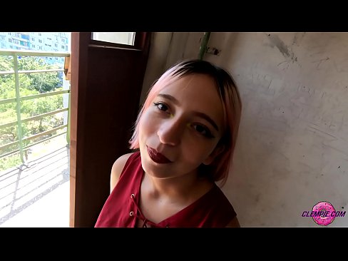 ❤️ Študentka zmyselne fajčí cudzinca vo vnútrozemí - strieka mu na tvár ️❌ Krásne porno na nás