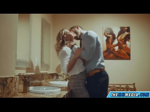 ❤️ Keď vás prsnatá blondínka zvádza na verejných toaletách ️❌ Krásne porno na nás